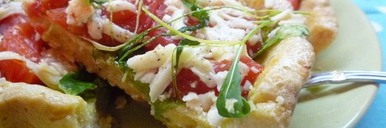 Тарт с листьями молодого салата, помидорами и овечьей брынзой