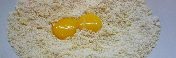 тарт с листьями молодого салата, помидорами и овечьей брынзой