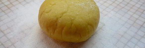 тарт с листьями молодого салата, помидорами и овечьей брынзой