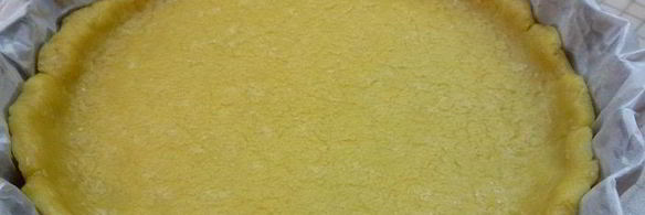 тарт с листьями молодого салата, помидорами и овечьей брынзой