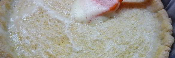 тарт с листьями молодого салата, помидорами и овечьей брынзой