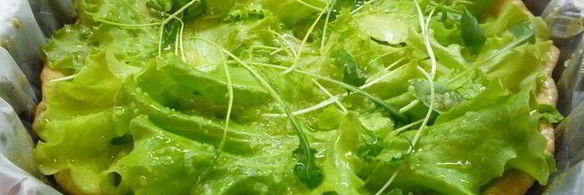 тарт с листьями молодого салата, помидорами и овечьей брынзой