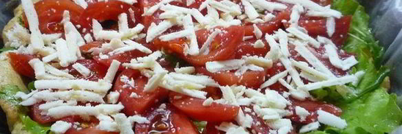 тарт с листьями молодого салата, помидорами и овечьей брынзой