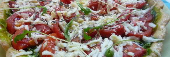 тарт с листьями молодого салата, помидорами и овечьей брынзой