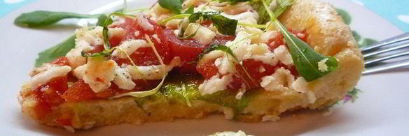 тарт с листьями молодого салата, помидорами и овечьей брынзой