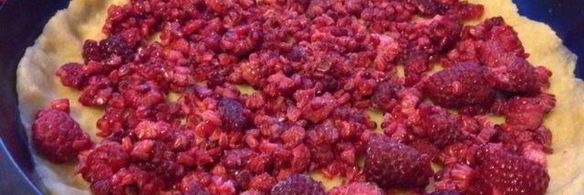 тарт с малиной и заварным медовым кремом