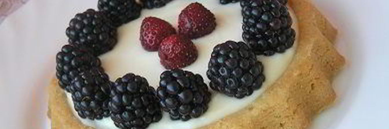 Тарт с маскарпоне и ежевикой