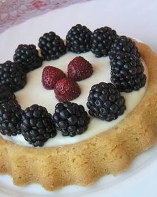 Тарт с маскарпоне и ежевикой
