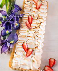 Тарт с ревенем, заварным кремом и меренгой