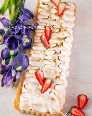 Тарт с ревенем, заварным кремом и меренгой