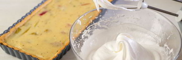 тарт с ревенем, заварным кремом и меренгой