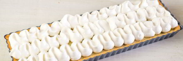 тарт с ревенем, заварным кремом и меренгой