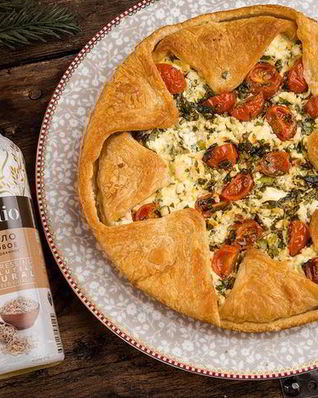 Тарт с творогом, помидорами черри и базиликом