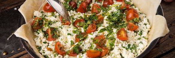 тарт с творогом, помидорами черри и базиликом