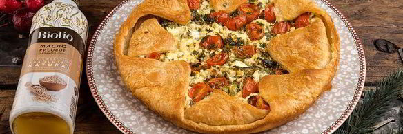 тарт с творогом, помидорами черри и базиликом