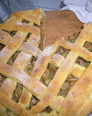 Тарт с виноградом, орешками и яблоками