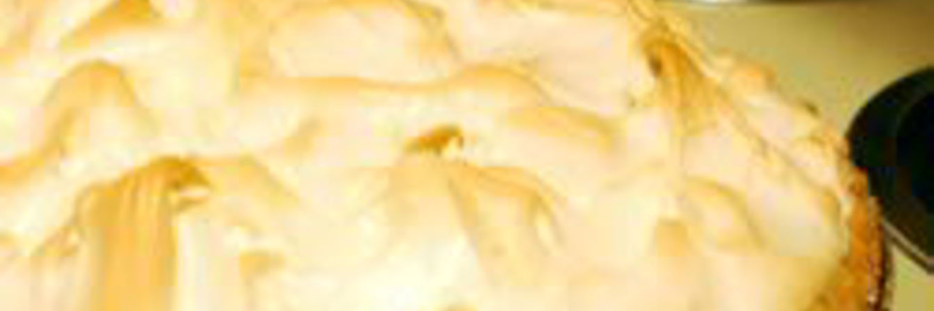 Тарт с ягодным вареньем и меренгой-безе