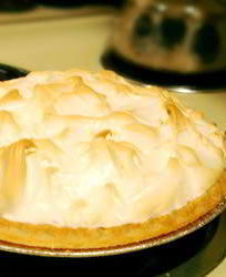 Тарт с ягодным вареньем и меренгой-безе