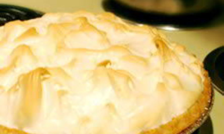 Рецепт тарта с ягодным вареньем и меренгой-безе