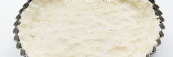 тарт со сливами и марципановой заливкой