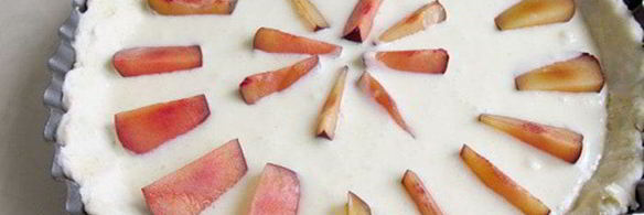 тарт со сливами и марципановой заливкой