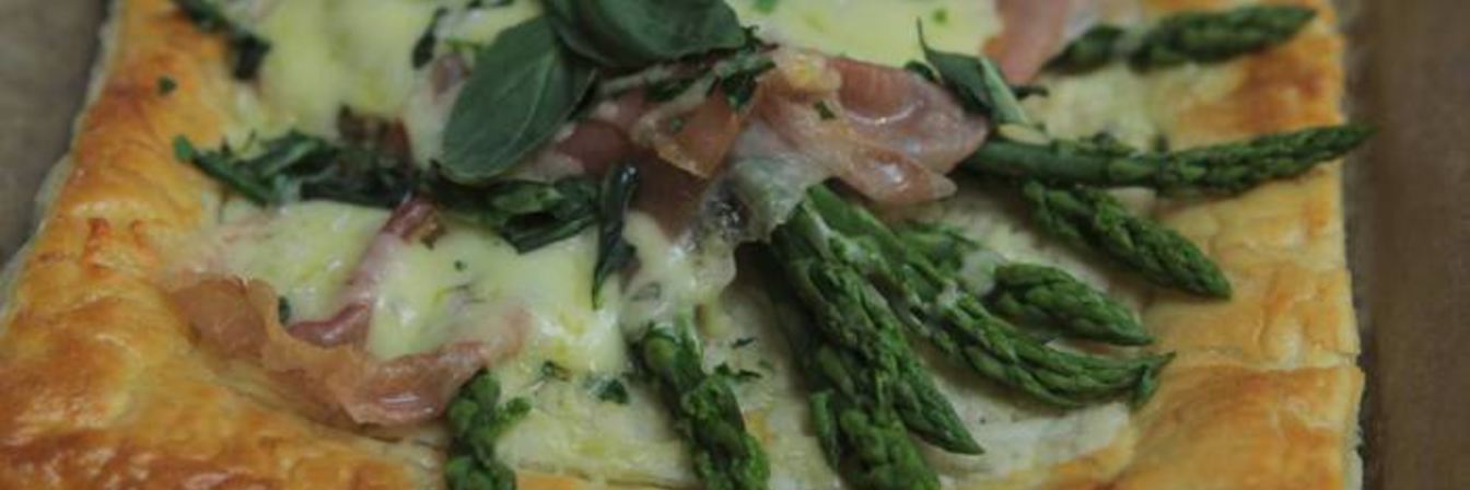 Тарт со спаржей, ветчиной и пармезаном