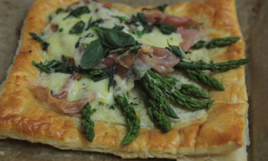 Рецепт тарта со спаржей, ветчиной и пармезаном