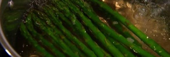 тарт со спаржей, ветчиной и пармезаном