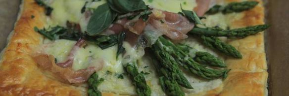 тарт со спаржей, ветчиной и пармезаном