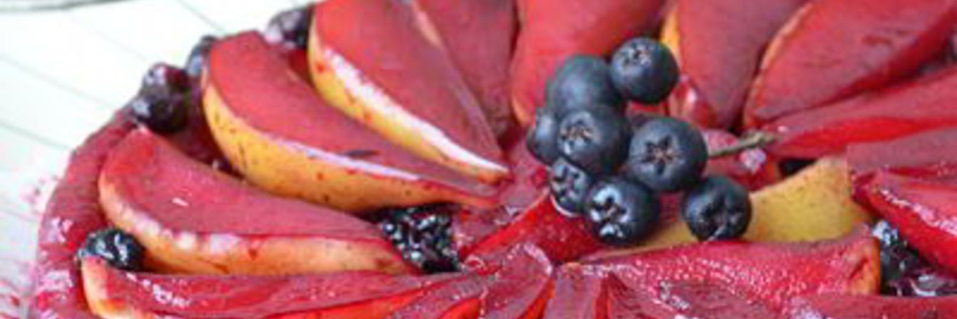 Тарт Татен с грушами и черноплодной рябиной