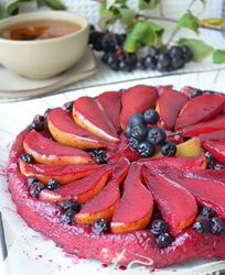 Тарт Татен с грушами и черноплодной рябиной