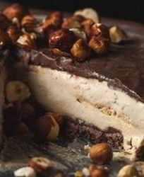 Тарт в шоколадной глазури с мороженым