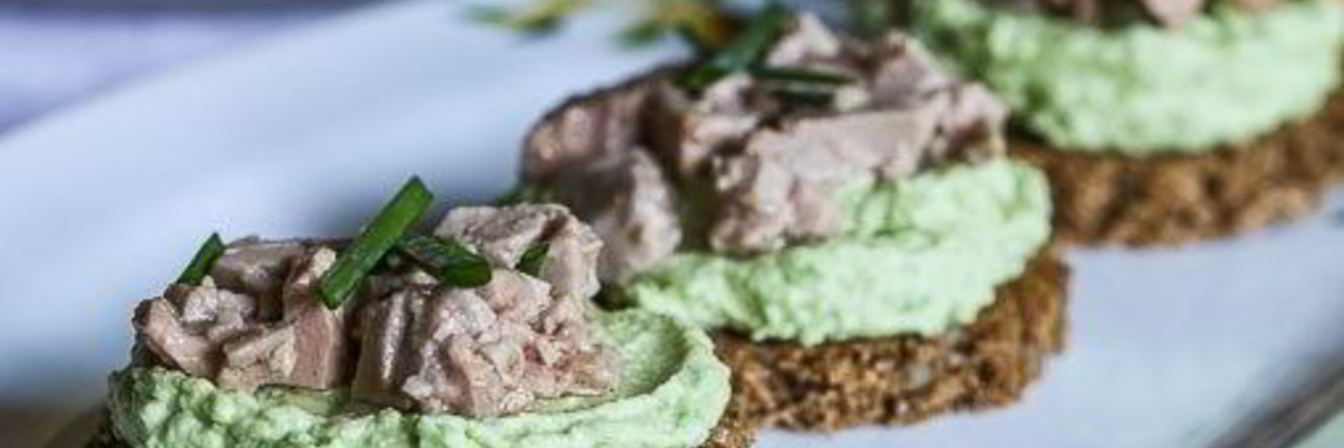 Тартинки с авокадо и печенью трески