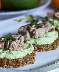 Тартинки с авокадо и печенью трески
