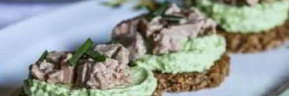 тартинки с авокадо и печенью трески