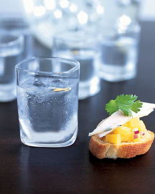 Тартинки с копченой курицей и сальсой из манго