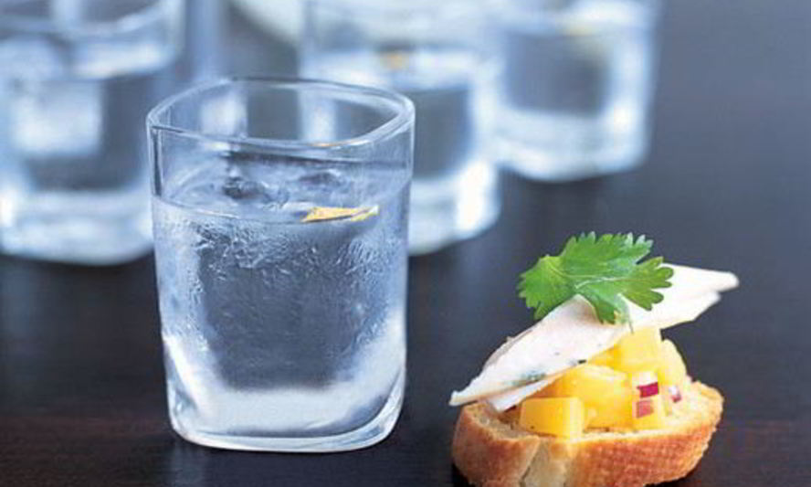 Рецепт тартинок с копченой курицей и сальсой из манго