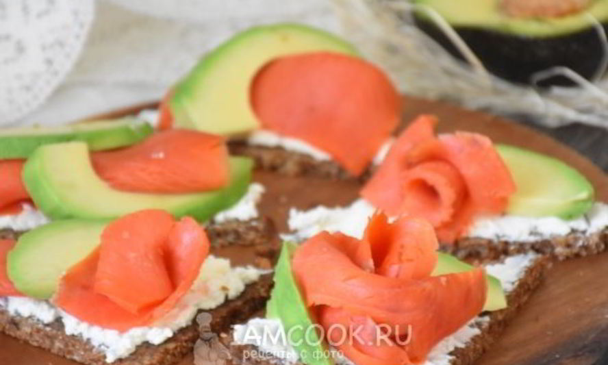 Рецепт тартинок с копченым лососем и авокадо