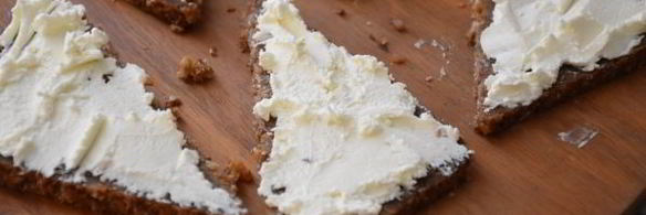 тартинки с копченым лососем и авокадо