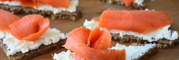 тартинки с копченым лососем и авокадо