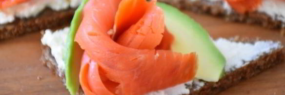 тартинки с копченым лососем и авокадо