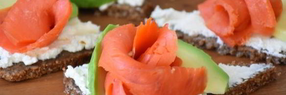 тартинки с копченым лососем и авокадо