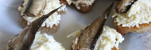 тартинки с плавленным сыром и шпротами