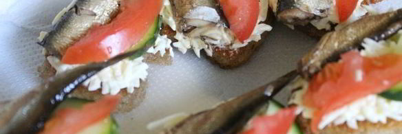 тартинки с плавленным сыром и шпротами