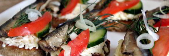 тартинки с плавленным сыром и шпротами