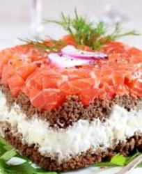 Тартинки слоеные с яблоками и лососем