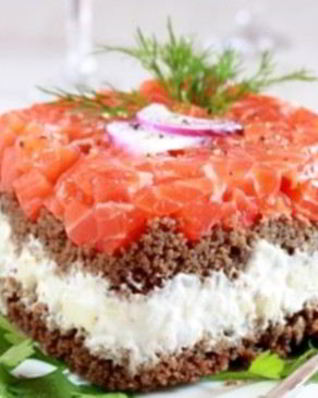 Тартинки слоеные с яблоками и лососем