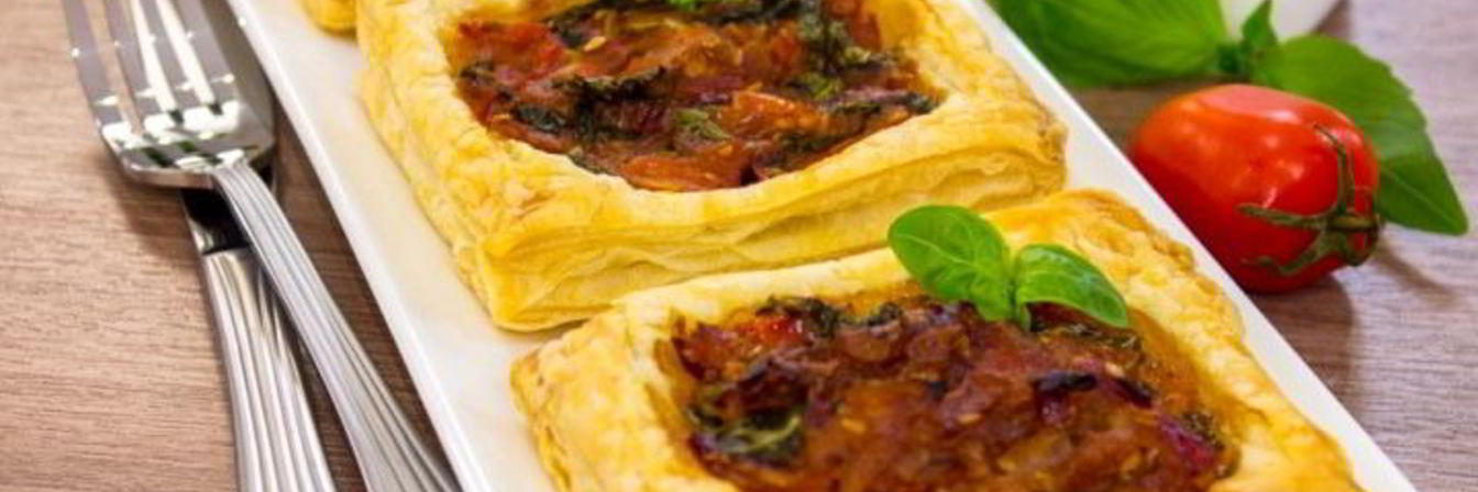 Тарты с помидорами и луком