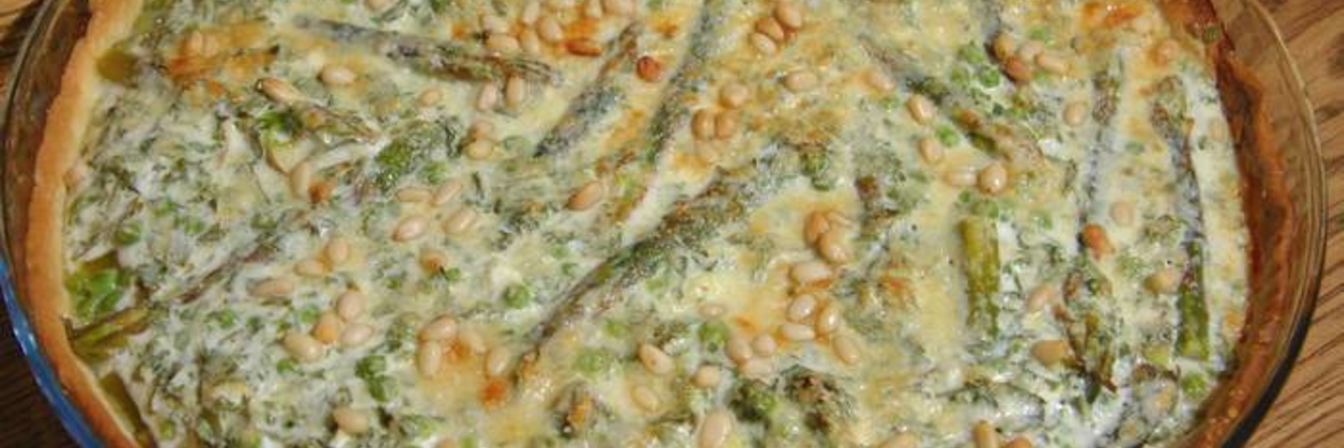 Творожный тарт с зеленым горошком, спаржей и кедровыми орехами