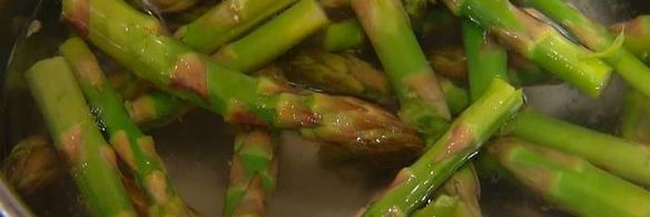 творожный тарт с зеленым горошком, спаржей и кедровыми орехами